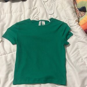 h&m green cropped ribbed shirt